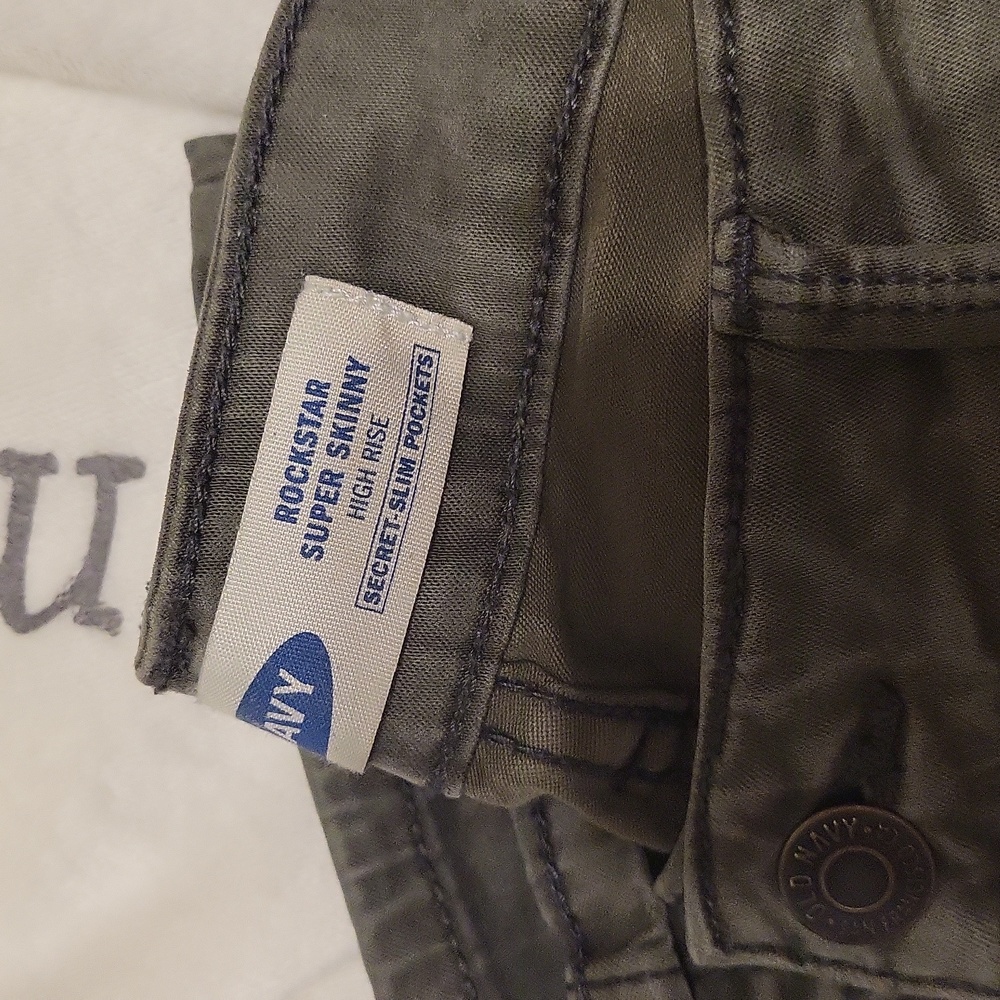 Women's Old Navy Rockstar Super Skinny Olive Cargo Pants | Size 10 - Picture 3 of 3